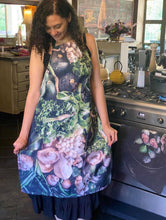 Load image into Gallery viewer, Apron with floral print and fruits, BOLTE Home Textiles Collection
