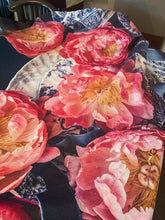 Load image into Gallery viewer, Table Runner (70 cm x 150 cm)