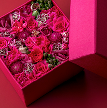 Load image into Gallery viewer, florist london, florist, florist uk, contactless flower delivery, flower delivery, flower delivery uk, home flowers london, event florist london, event florist, event designer london, luxury wedding planner, home interior, luxury event florist london, luxury florist london